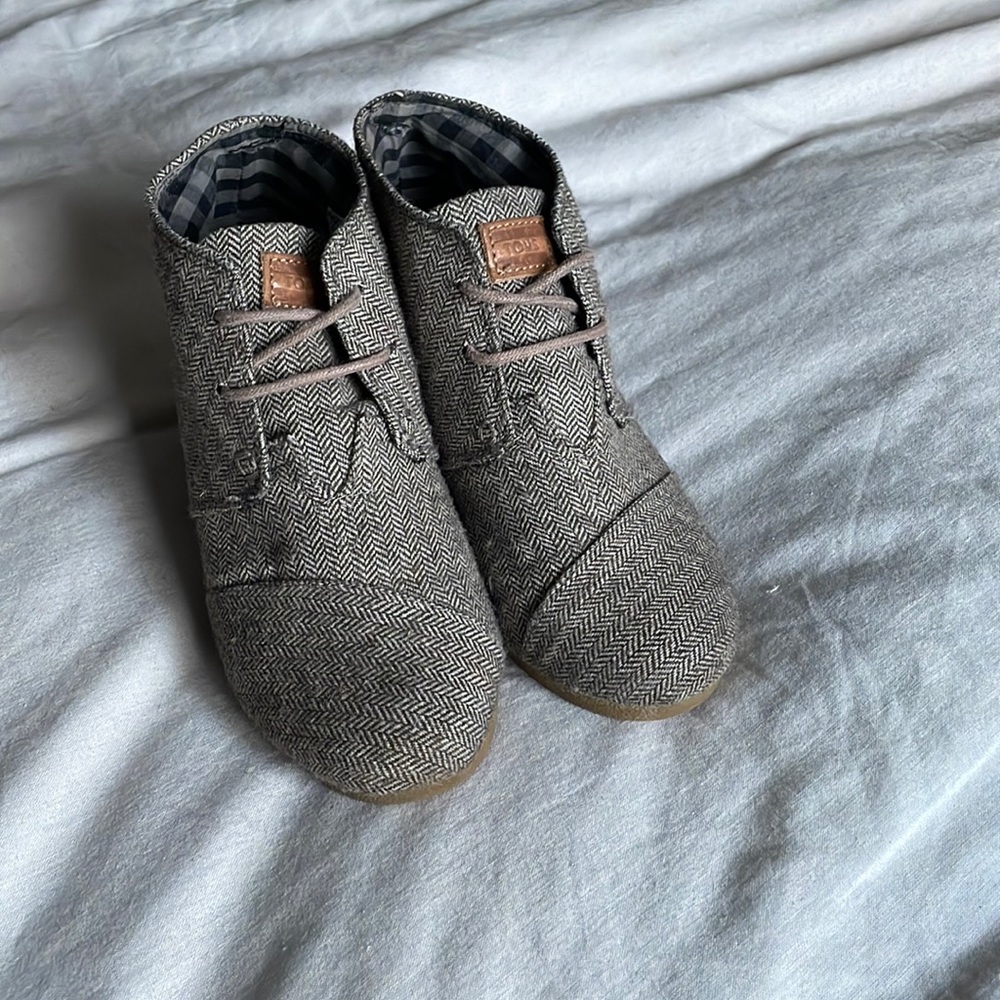 Toms wedges